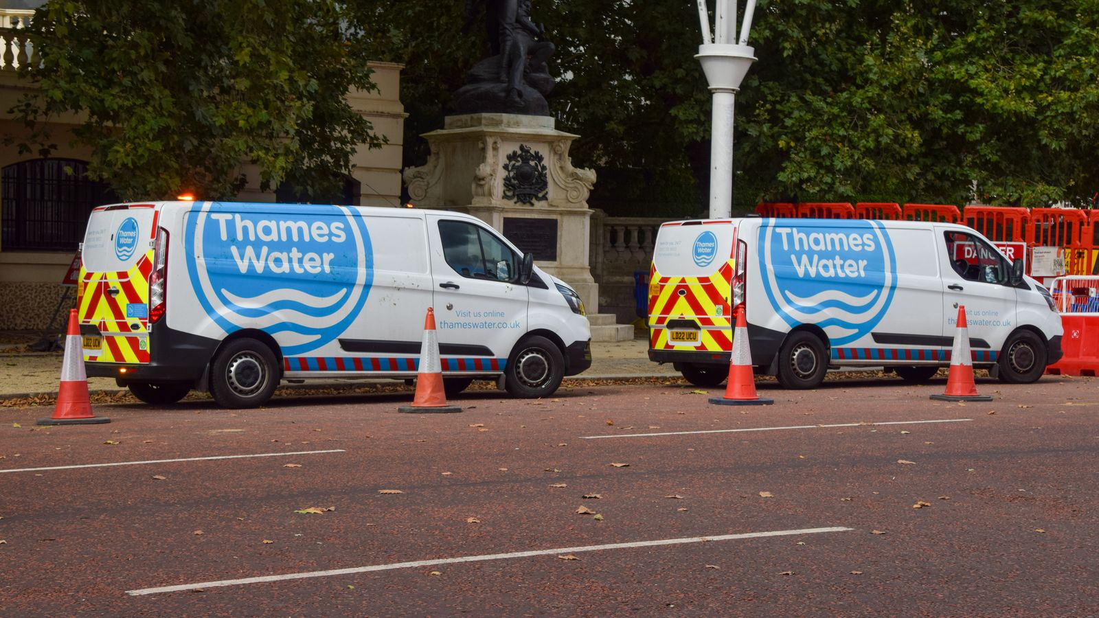 skynews-thames-water-vans-repair-site_6915324.jpg