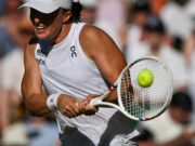 Swiatek Routs Bencic للوصول إلى نهائي Wimbledon الأول