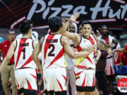 نجوم أدمسون السابقين رينغ للفوز باللقب مع مدرب الكلية القديم