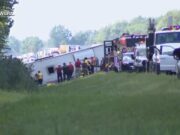 ينقلب مدرب سياحي في حادث في ولاية نيويورك: لا يزال هناك خمسة مسافرين قادين وغير محاصرين