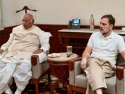 راهول غاندي ، مالكارجون خارج لمعالجة “تصويت أديكار رالي” في بنغالورو في 8 أغسطس