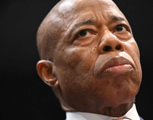 يعلن عمدة نيويورك إريك آدمز أنه يتخلى عن السباق من أجل إعادة انتخابه