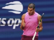 يستخدم كارلوس ألكاراز السحر وراء الخلف للتقدم