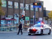 توفي مولود جديد بعد العثور عليه في ملجأ للحافلات في لونجويل، كيو.