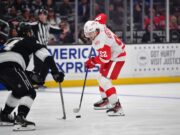 تقوم Red Wings ، التي تواجه البط ، بالتصوير لاكتساح جنوب كاليفورنيا