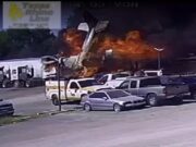 بالفيديو | اصطدمت طائرة بمقطورات جرارات، واشتعلت فيها النيران، مما أسفر عن مقتل شخصين في تكساس