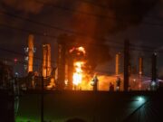 الصور | انفجار ونيران مهمة في مصفاة كاليفورنيا