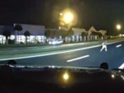 بالفيديو | ضابط شرطة ينقذ حياة طفل صغير يتجول على طريق فلوريدا السريع