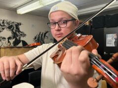 عازف الكمان NB يستعد للأداء في قاعة كارنيجي