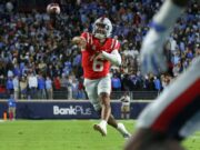 سجلت Trinidad Chambliss 2 TDs حيث هزمت Ole Miss رقم 7 ساوث كارولينا