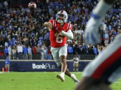 سجلت Trinidad Chambliss 2 TDs حيث هزمت Ole Miss رقم 7 ساوث كارولينا