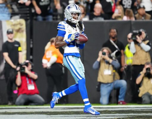 لا يوجد تفسير وراء جلوس Cowboys WRs في القيادة الأولى مقابل Raiders