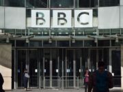 حتى الآن، هناك زعيم سياسي واحد فقط على استعداد للدفاع الصريح عن هيئة الإذاعة البريطانية أخبار الفنون والفنون