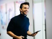 “شعرت بالخوف حقًا وشعرت بالوحدة” – النجم الشرير جوناثان بيلي يتحدث عن نشأته مثليًا في المدرسة | أخبار الفنون والفنون