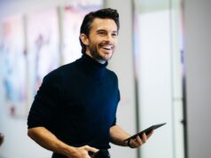 “شعرت بالخوف حقًا وشعرت بالوحدة” – النجم الشرير جوناثان بيلي يتحدث عن نشأته مثليًا في المدرسة | أخبار الفنون والفنون