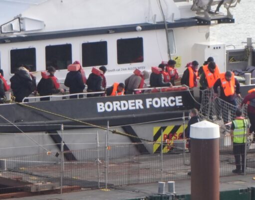 وزيرة الداخلية شبانة محمود تهدد بحظر التأشيرات على غرار ترامب على ثلاث دول كجزء من إصلاحات اللجوء الجذرية | أخبار المملكة المتحدة