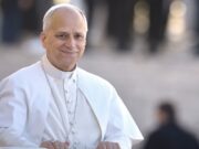 البابا ليو يلتقي بنجوم السينما والمخرجين في الفاتيكان – ويحصل على قميص كرة السلة من سبايك لي | أخبار العالم