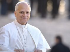 البابا ليو يلتقي بنجوم السينما والمخرجين في الفاتيكان – ويحصل على قميص كرة السلة من سبايك لي | أخبار العالم