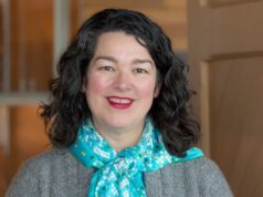 يزعم التقرير أن الرئيس التنفيذي للمتحف الوطني أساء معاملة الموظفين، ووصف فريق القيادة بـ “الفاسقات”